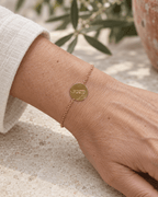 Bracelet Les copines c’est la vie – Médaille dorée porté, vue rapprochée.