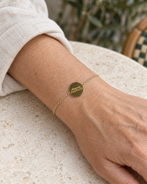 Bracelet doré Maman parfaite porté au poignet, vue rapprochée.