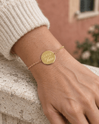 Bracelet doré Super tata porté au poignet, vue rapprochée.