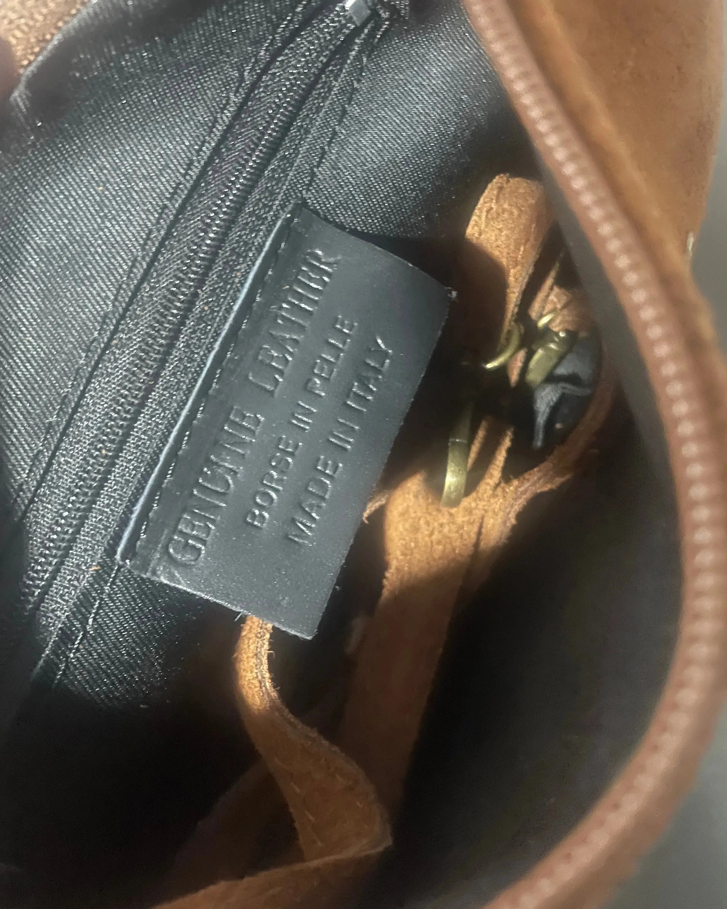 Sac cuir chocolat à franges tendance automne hiver, bandoulière réglable – Italie vue interieur