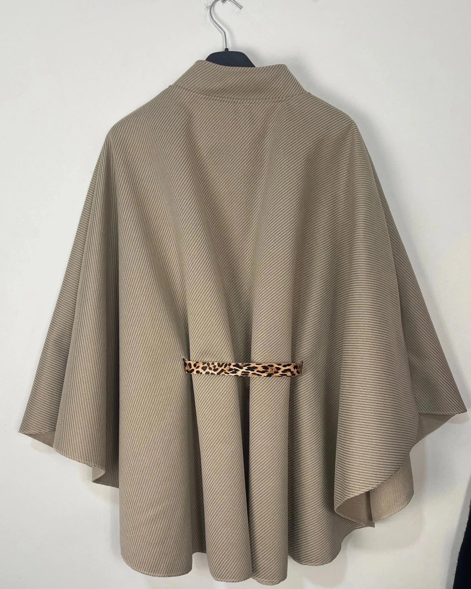 Cape fluide femme taupe en viscose polyester et élasthanne de dos 