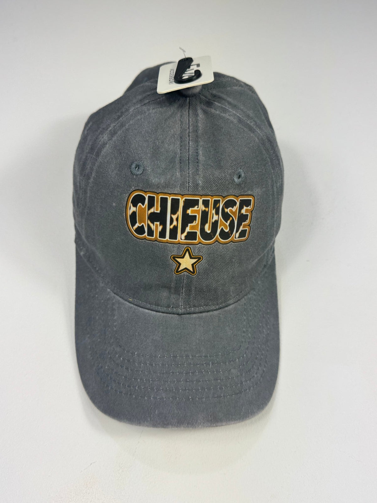 Casquette Chieuse en jean gris délavé, inscription à contours ocre et petite étoile, photo boutique.