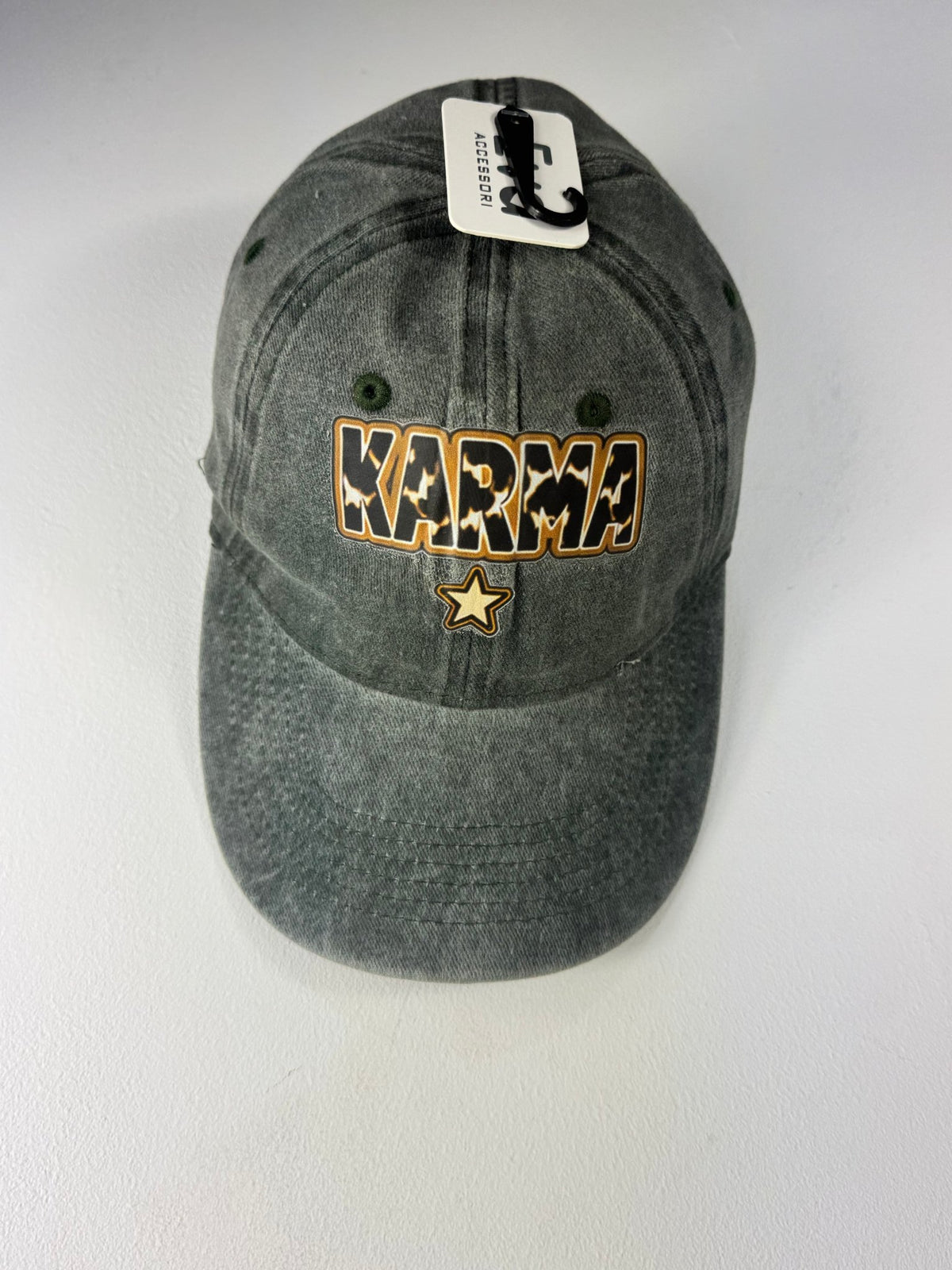 Casquette Karma kaki délavé, lettres noires et crème bordées d’ocre et étoile.