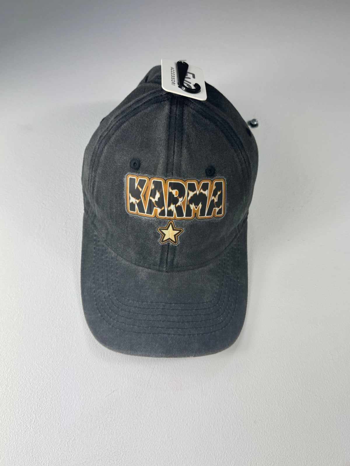Casquette Karma noir délavé avec message et petite étoile, vue de face.