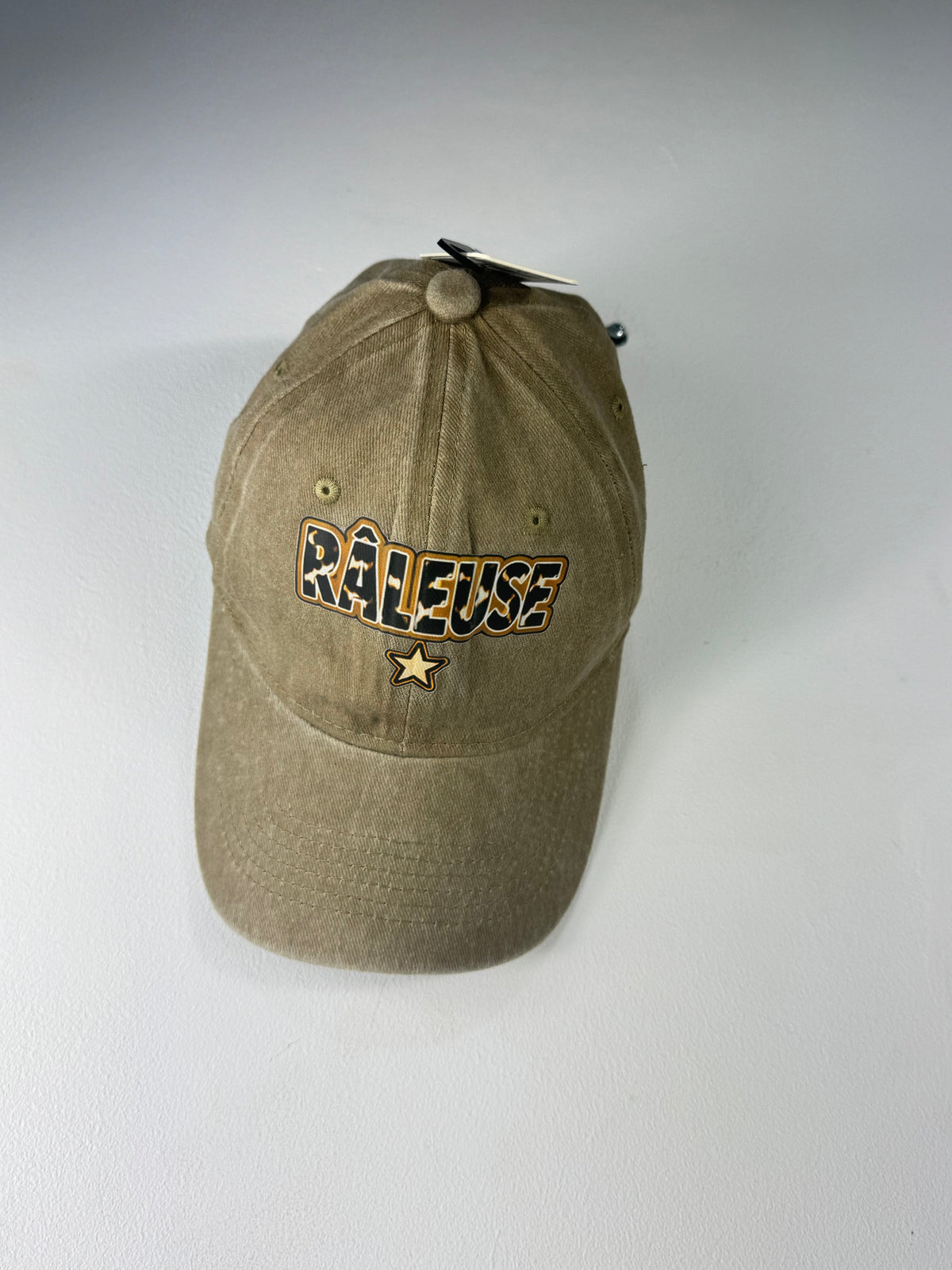 Casquette Râleuse camel délavé avec étoile sous l’inscription, photo boutique.