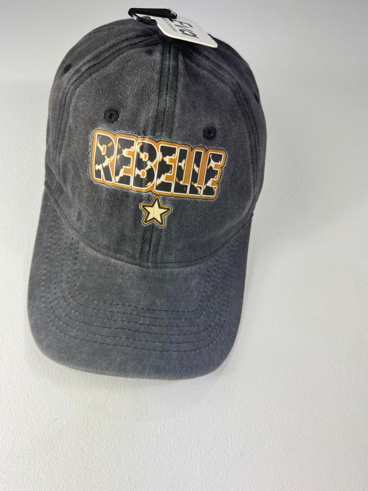 Casquette Rebelle en jean gris délavé avec étoile sous l’inscription, photo boutique.