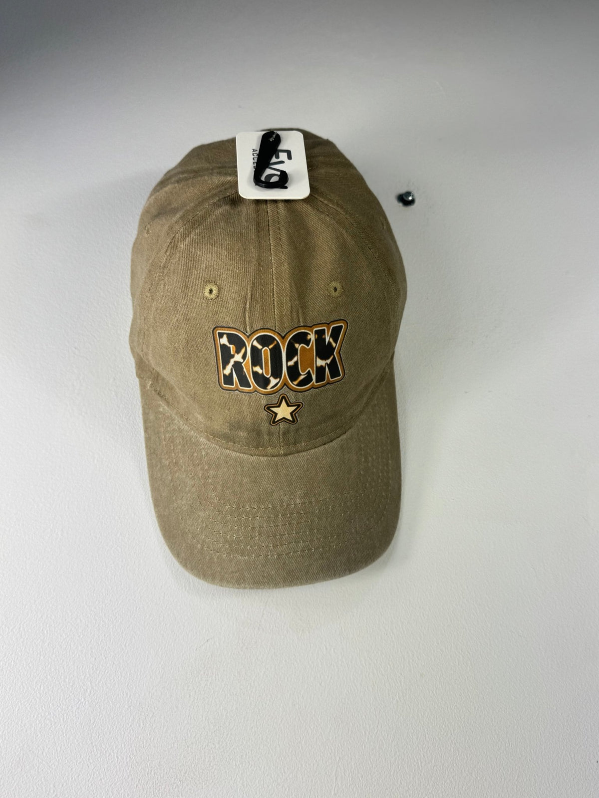 Casquette Rock camel délavé avec étoile et visière courbée, photo boutique.