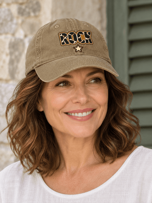 Casquette Rock camel portée par une femme aux cheveux ondulés, avec message et étoile visibles.