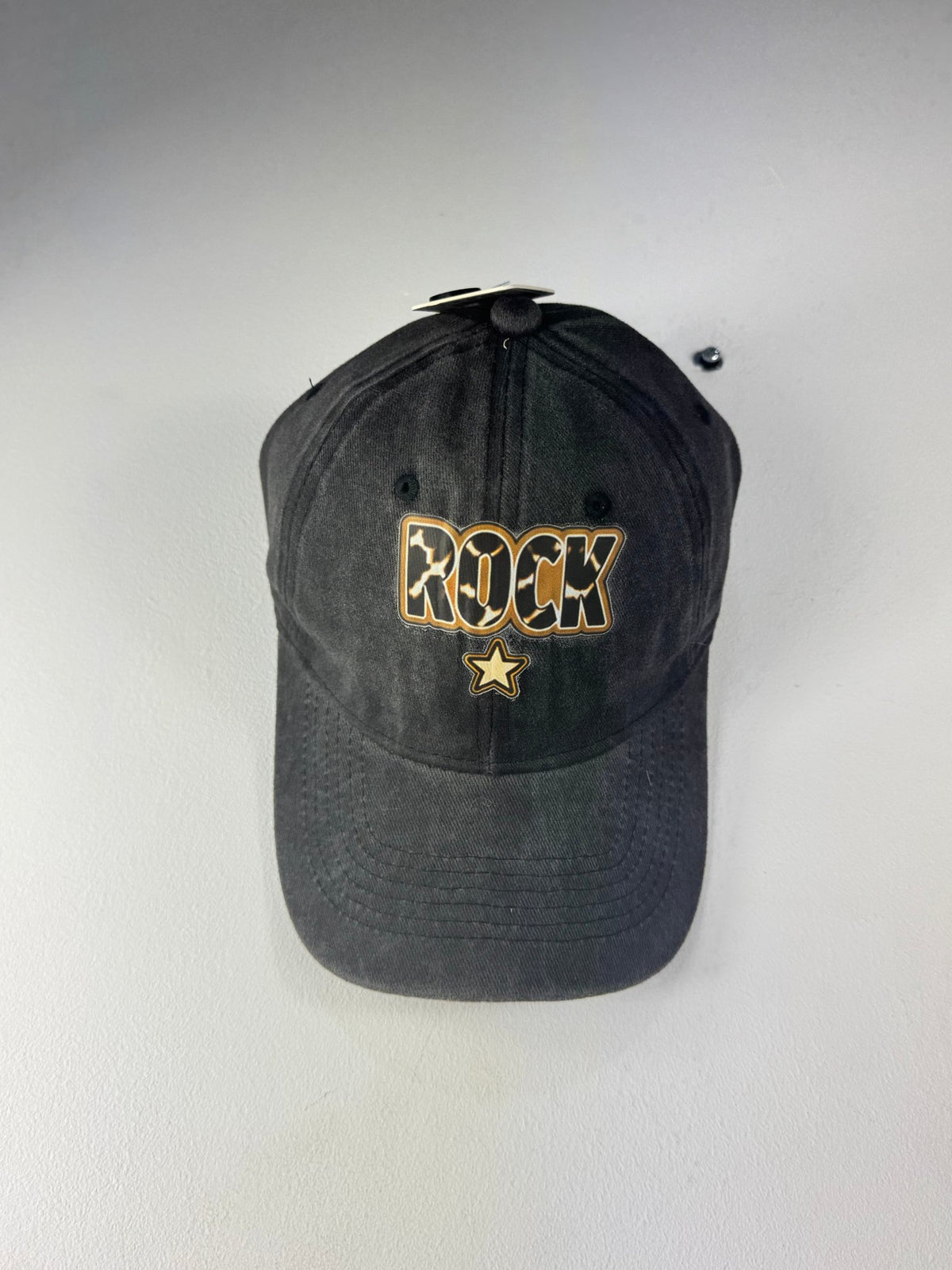 Casquette Rock noir délavé avec étoile et surpiqûres sur la visière, vue de face.