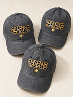 Casquettes en jean délavé Chieuse, Parfaite et Rebelle regroupées sur fond clair, avec cœur ou étoile selon le message.