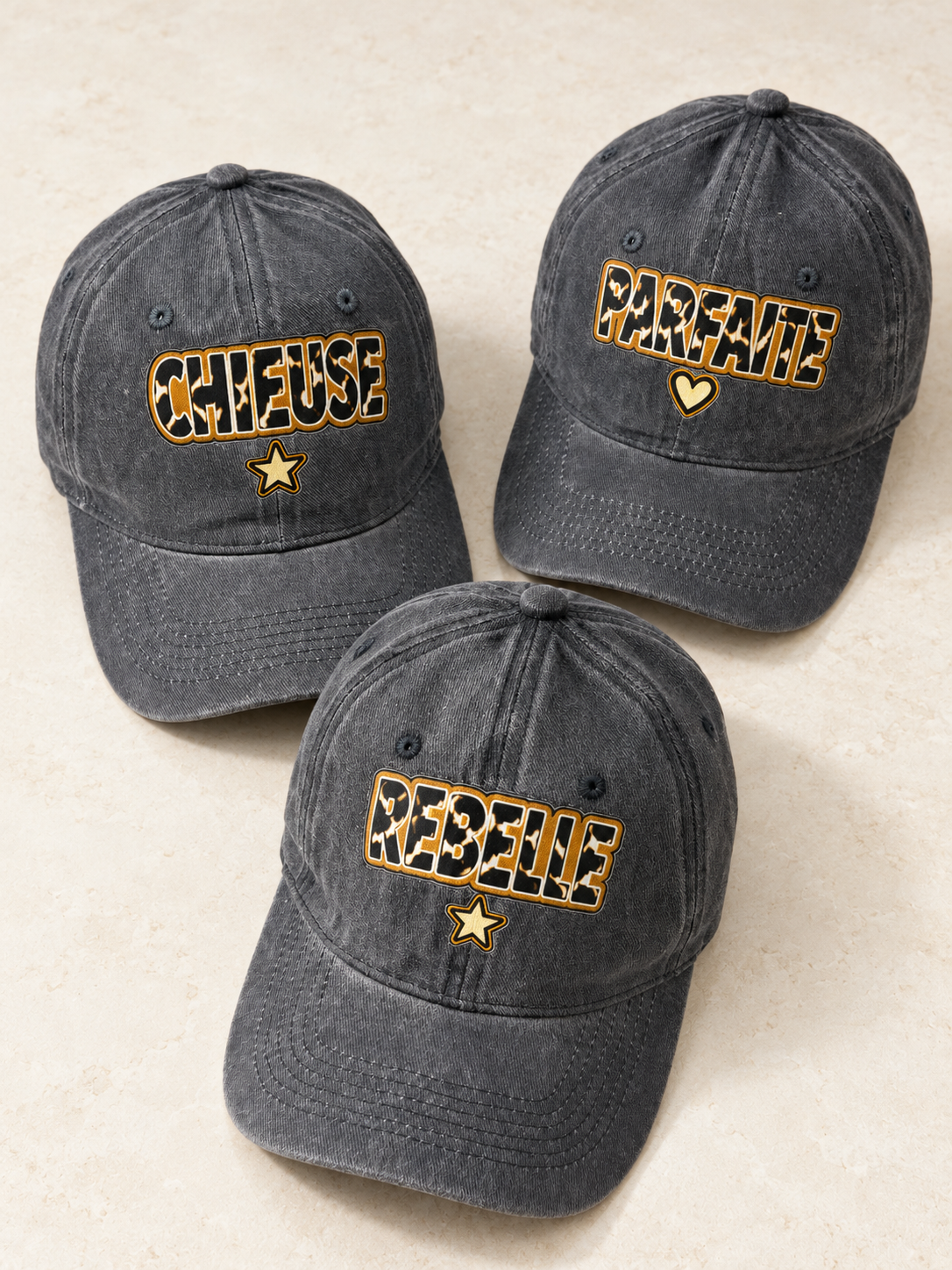 Casquettes en jean délavé Chieuse, Parfaite et Rebelle regroupées sur fond clair, avec cœur ou étoile selon le message.