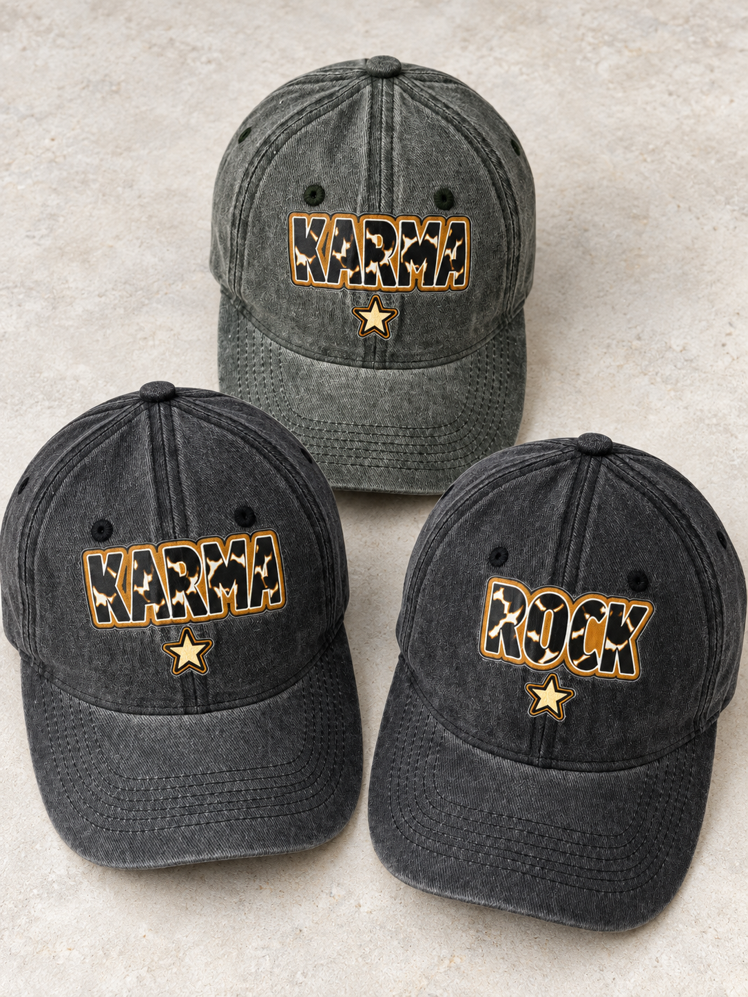 Casquettes Karma kaki, Karma noir et Rock noir présentées ensemble, messages et étoiles visibles.