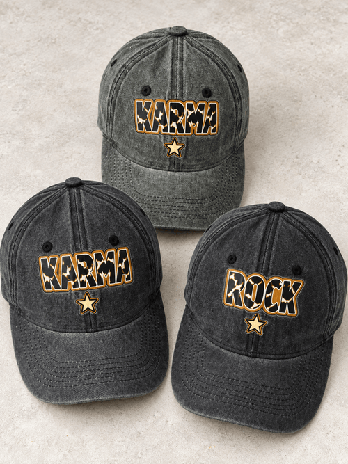 Casquettes Karma kaki, Karma noir et Rock noir présentées ensemble, messages et étoiles visibles.
