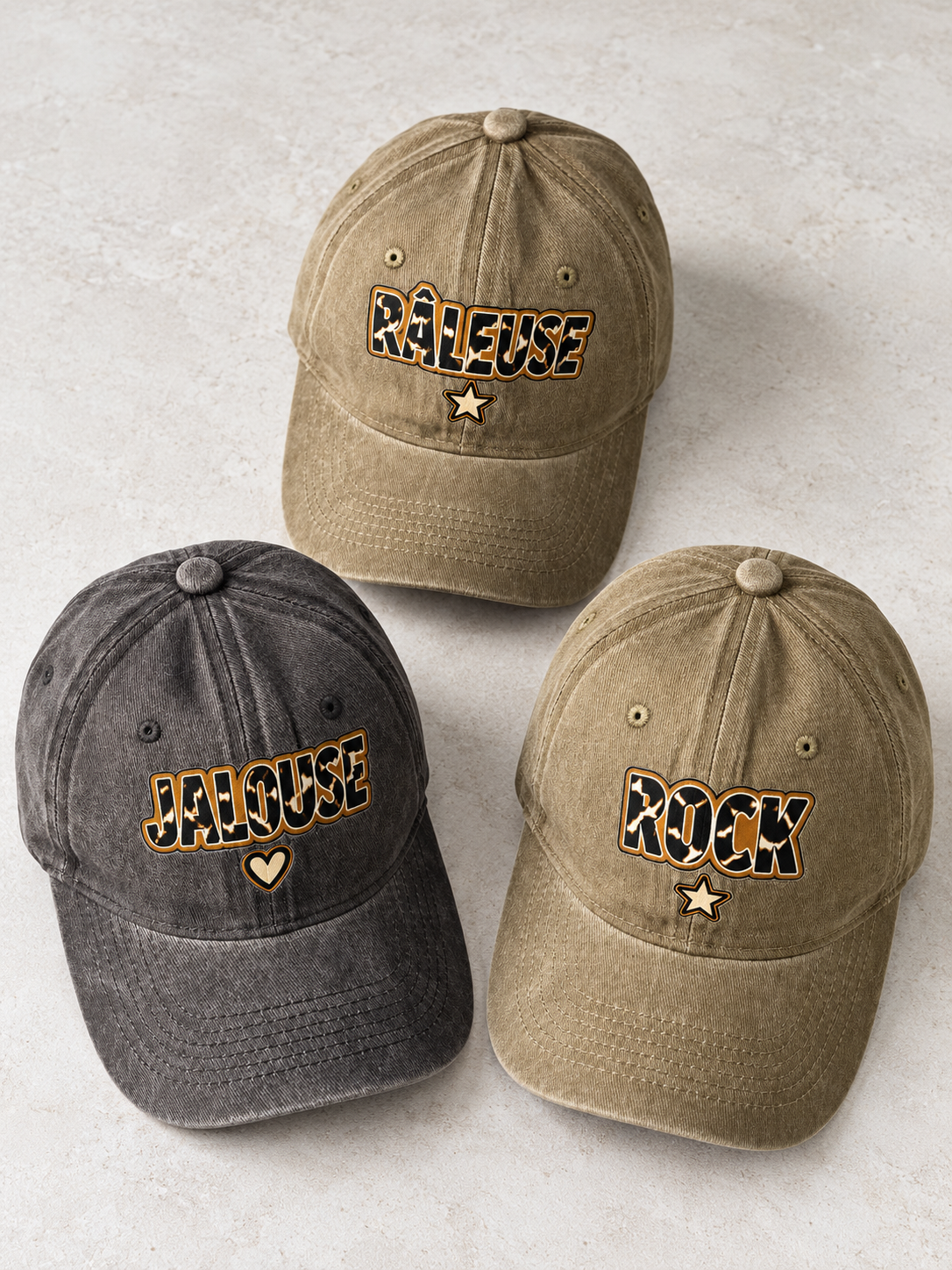 Casquettes Râleuse camel, Jalouse noir délavé et Rock camel regroupées sur fond clair.