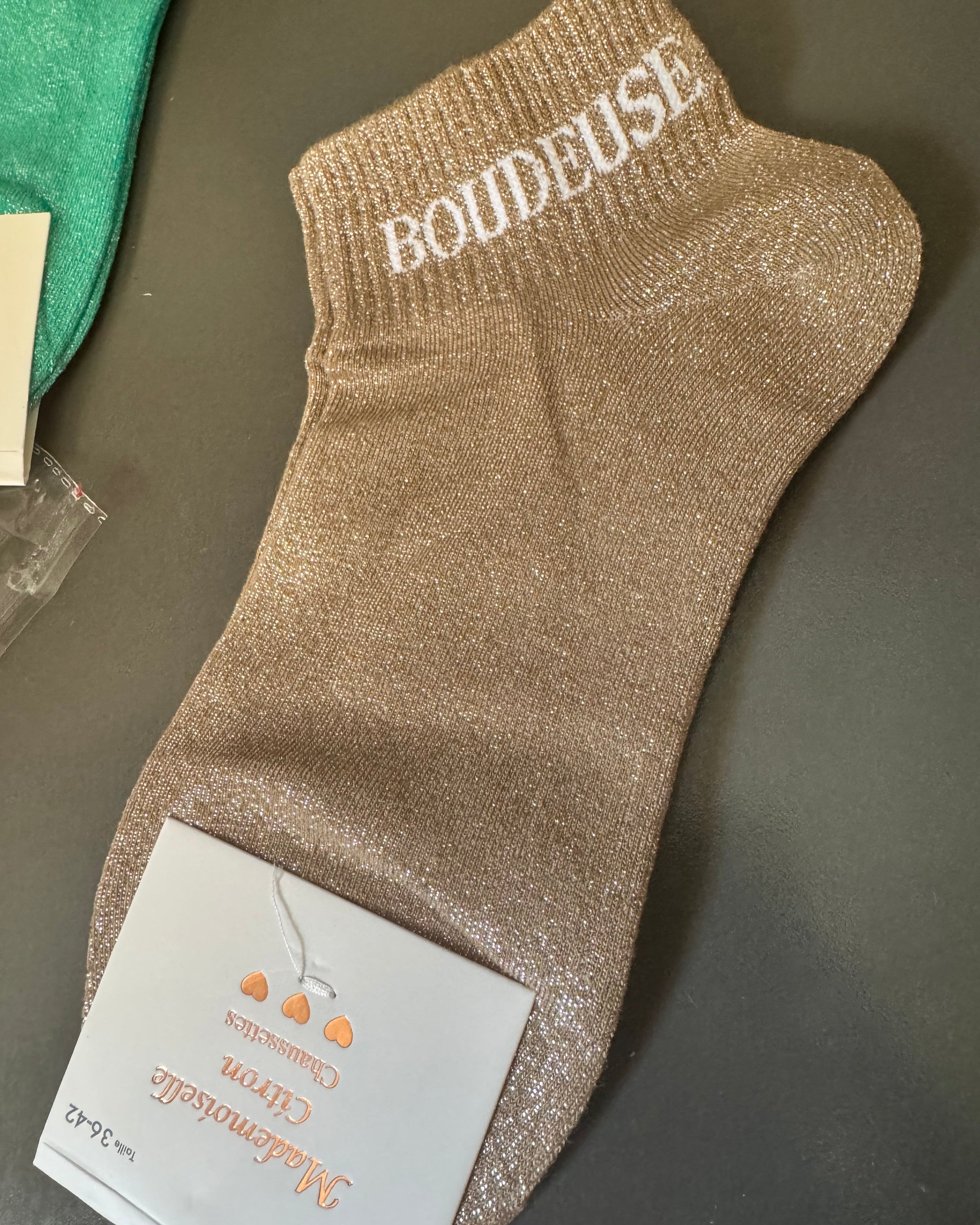 Chaussettes pailletées femme taupe doré avec inscription Boudeuse brodée en blanc, vue de face