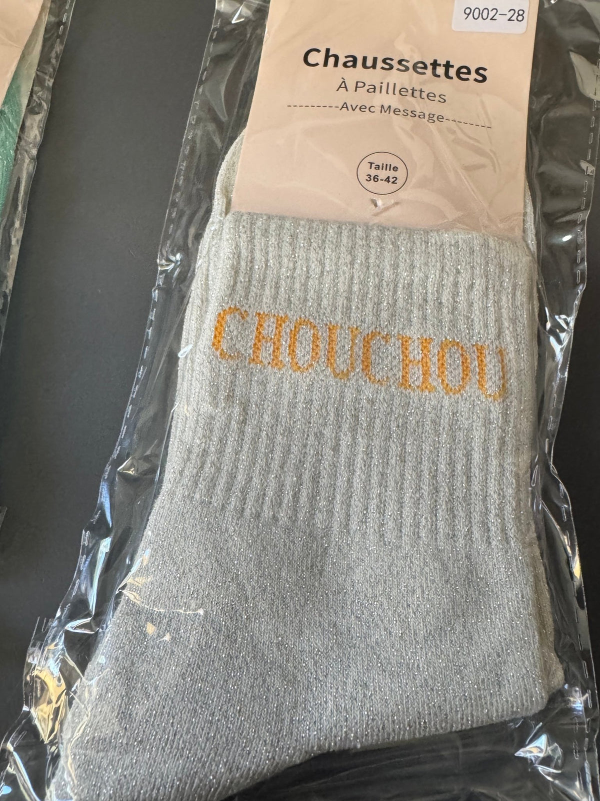 Chaussettes CHOUCHOU blanches à message jaune, dans leur emballage.