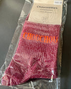 Chaussettes CHOUCHOU bordeaux à message orange, dans leur emballage.