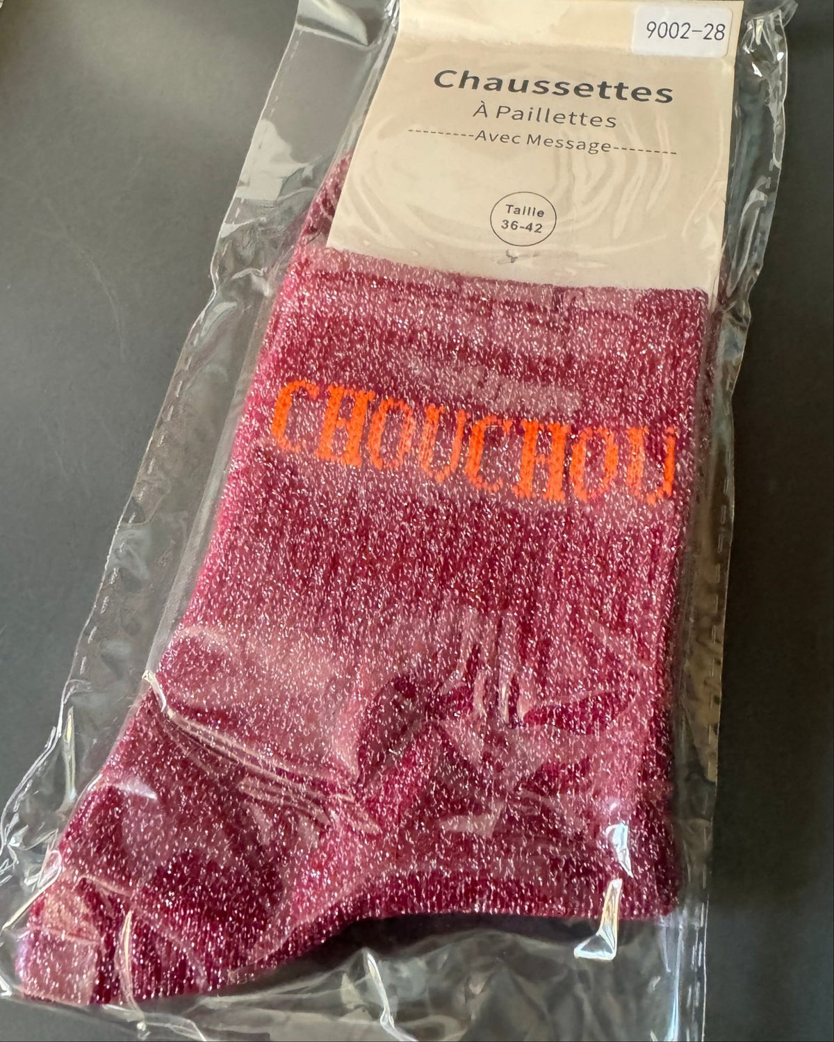 Chaussettes CHOUCHOU bordeaux à message orange, dans leur emballage.