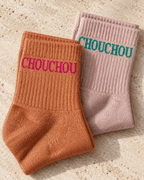 Détail de la maille pailletée et du message Chouchou, terracotta et rose nude.