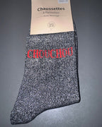 Chaussettes CHOUCHOU noires à fils argentés et message rouge, vue de face.