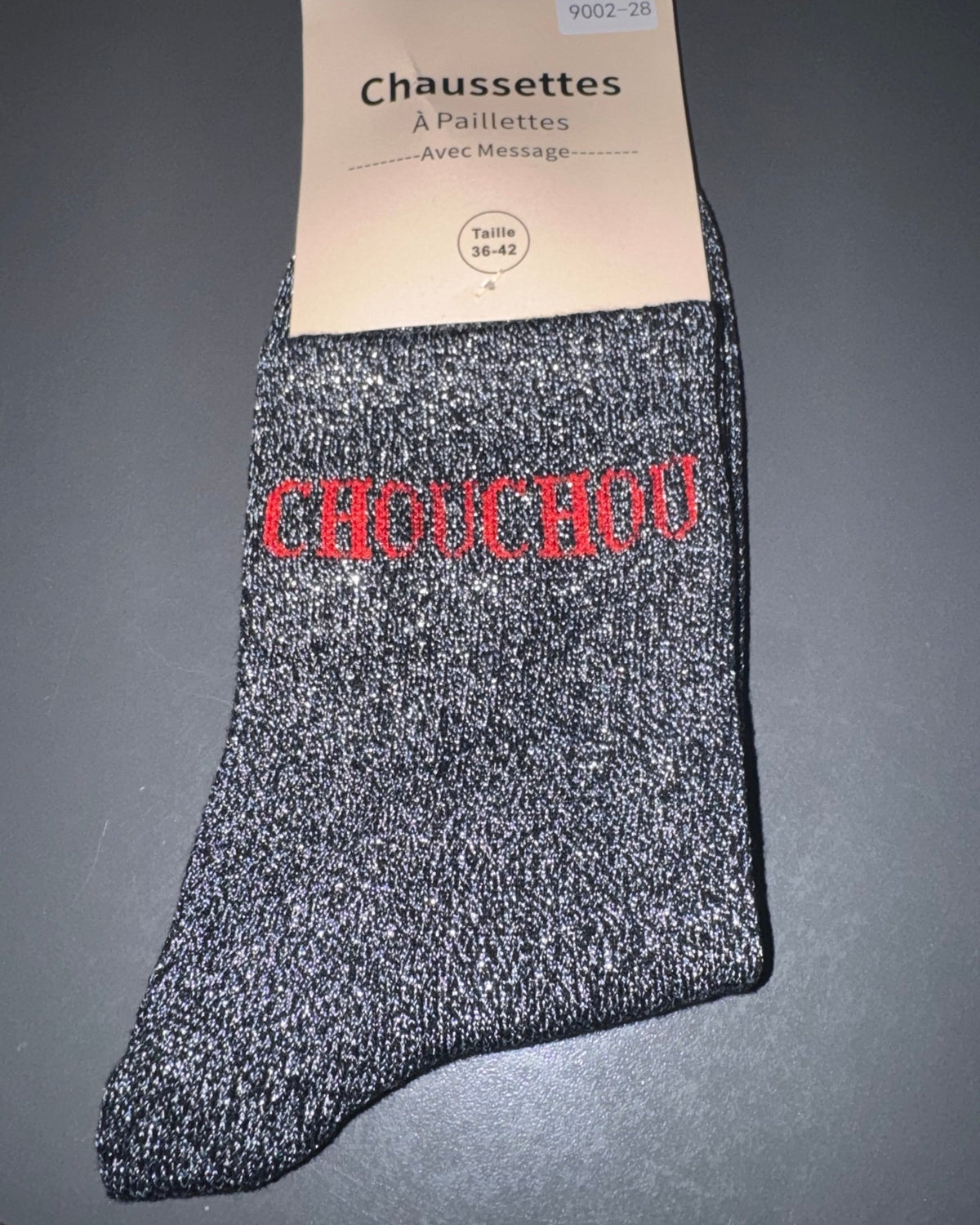 Chaussettes CHOUCHOU noires à fils argentés et message rouge, vue de face.