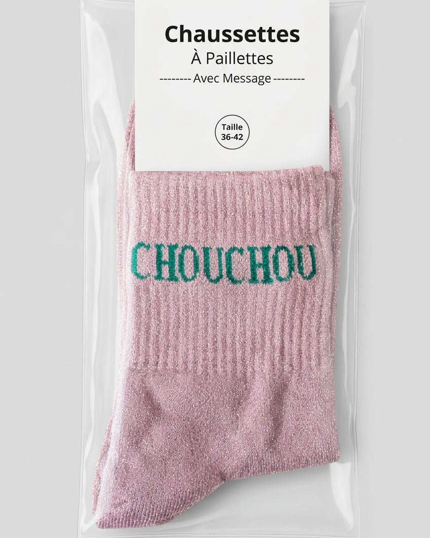 Chaussettes CHOUCHOU rose nude à message vert, dans leur emballage.