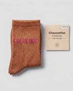 Chaussettes CHOUCHOU terracotta à message rose, dans leur emballage.