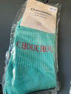 Chaussettes CHOUCHOU vert d’eau à message bordeaux, dans leur emballage.