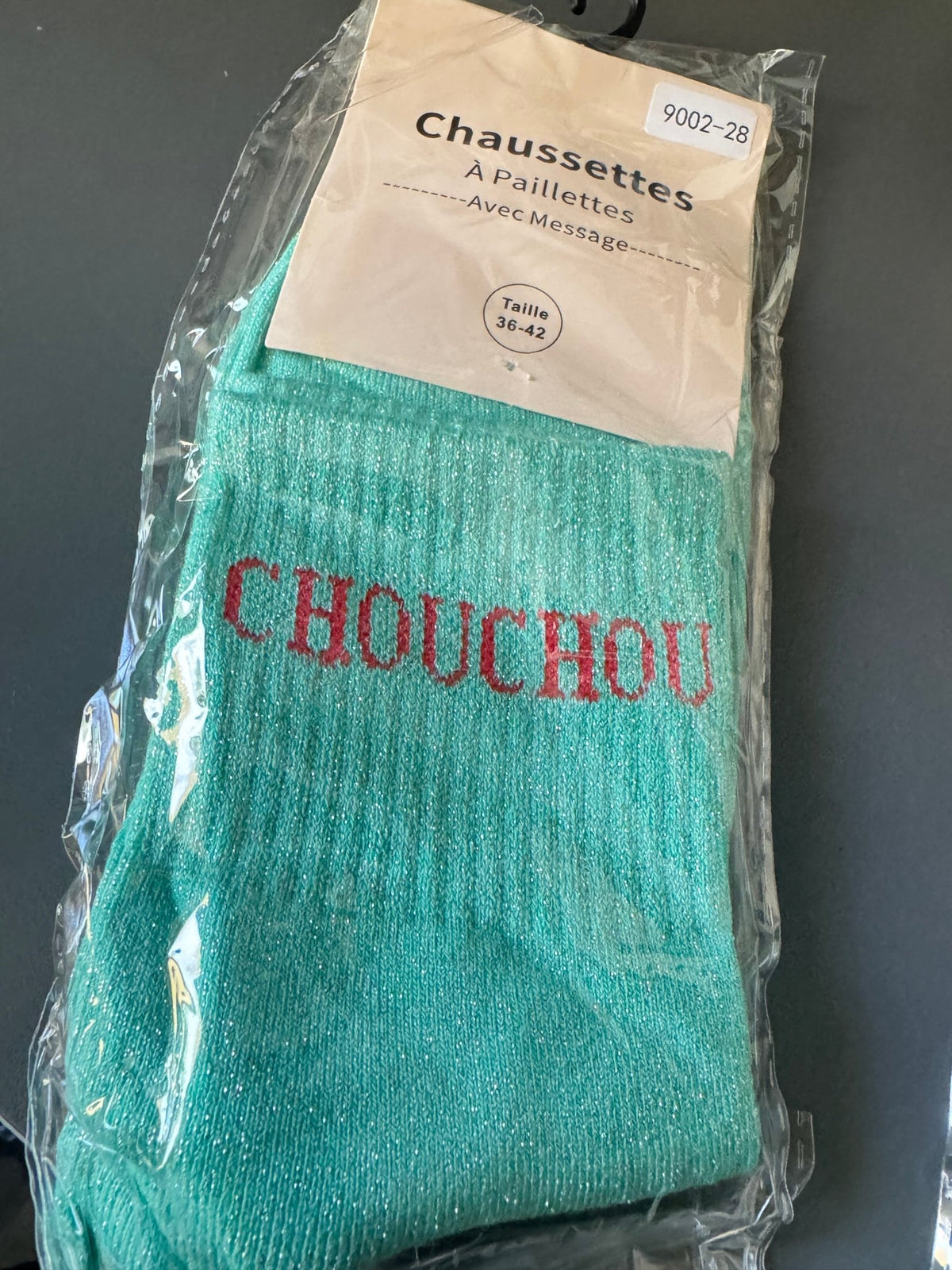 Chaussettes CHOUCHOU vert d’eau à message bordeaux, dans leur emballage.