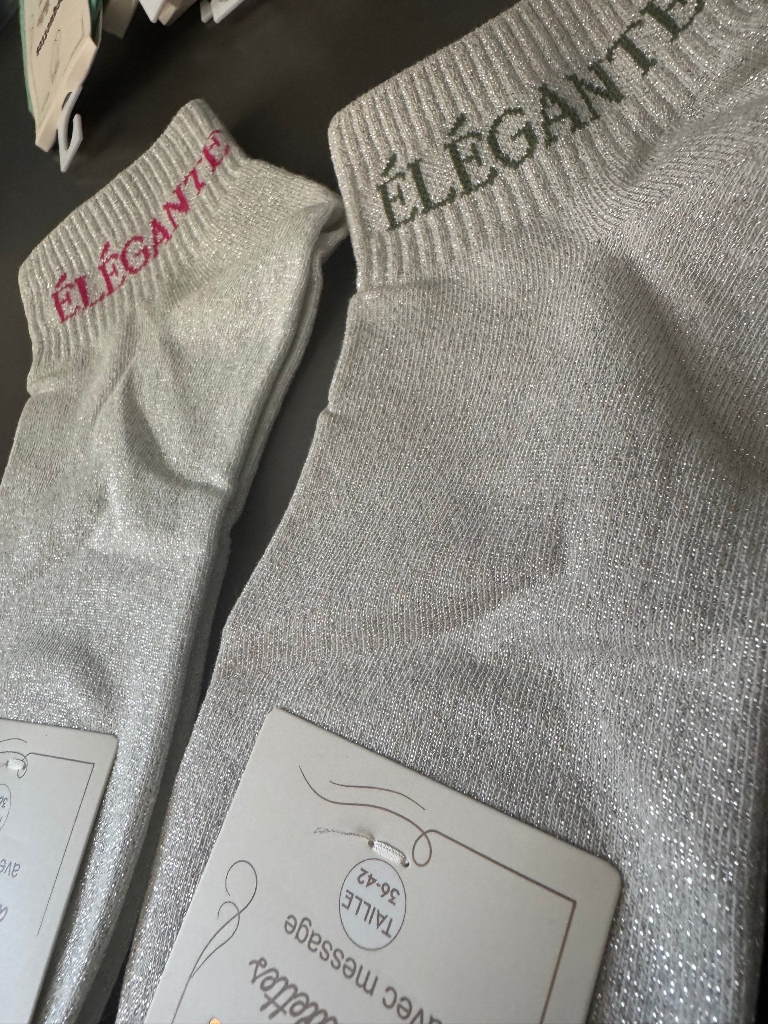 Chaussettes Élégante pailletées gris perle, inscription jaune