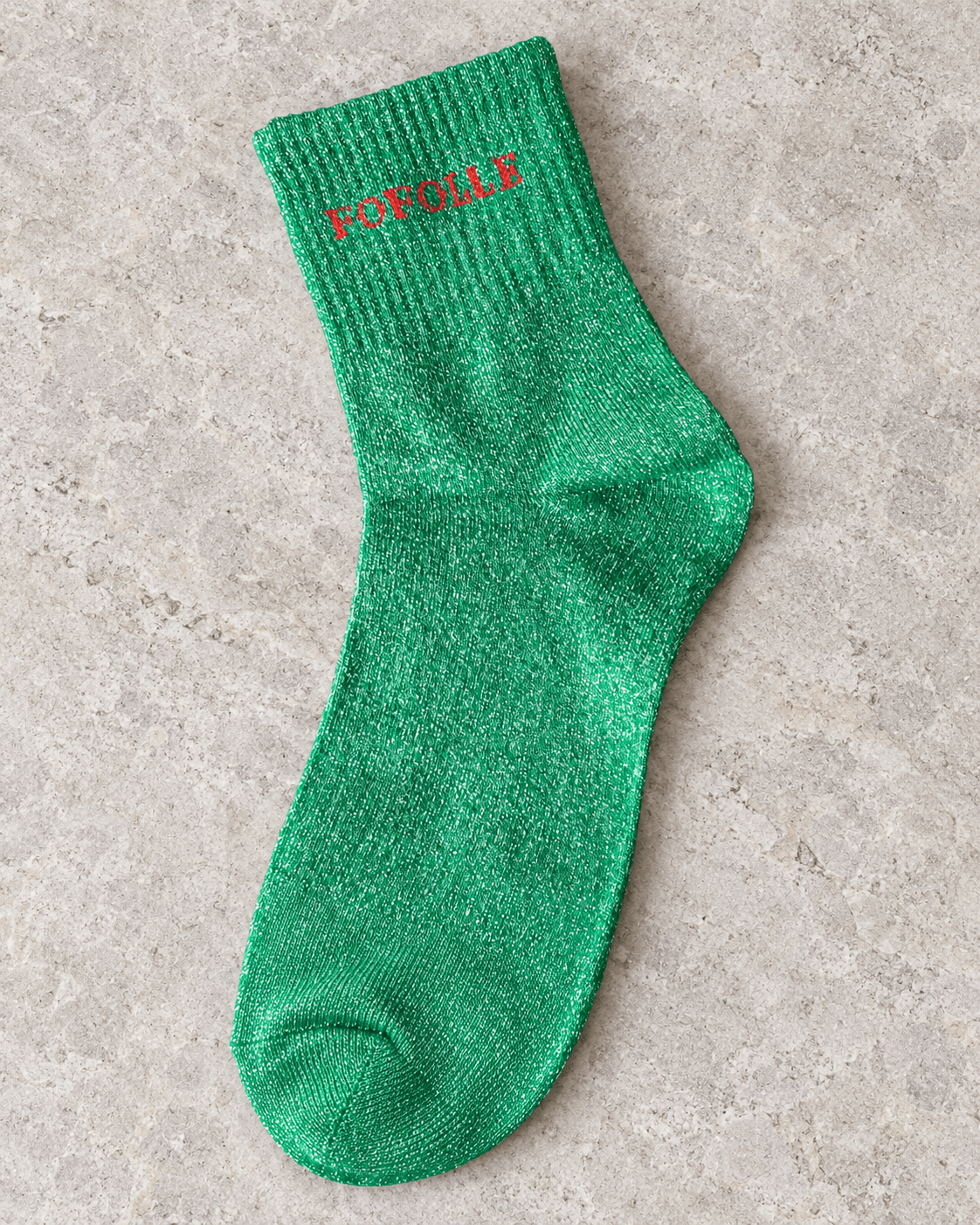 Chaussette Fofolle verte à message rouge, dépliée avec talon visible sur fond clair
