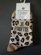 Photo source des chaussettes léopard je profite sous leur carton, vue 1