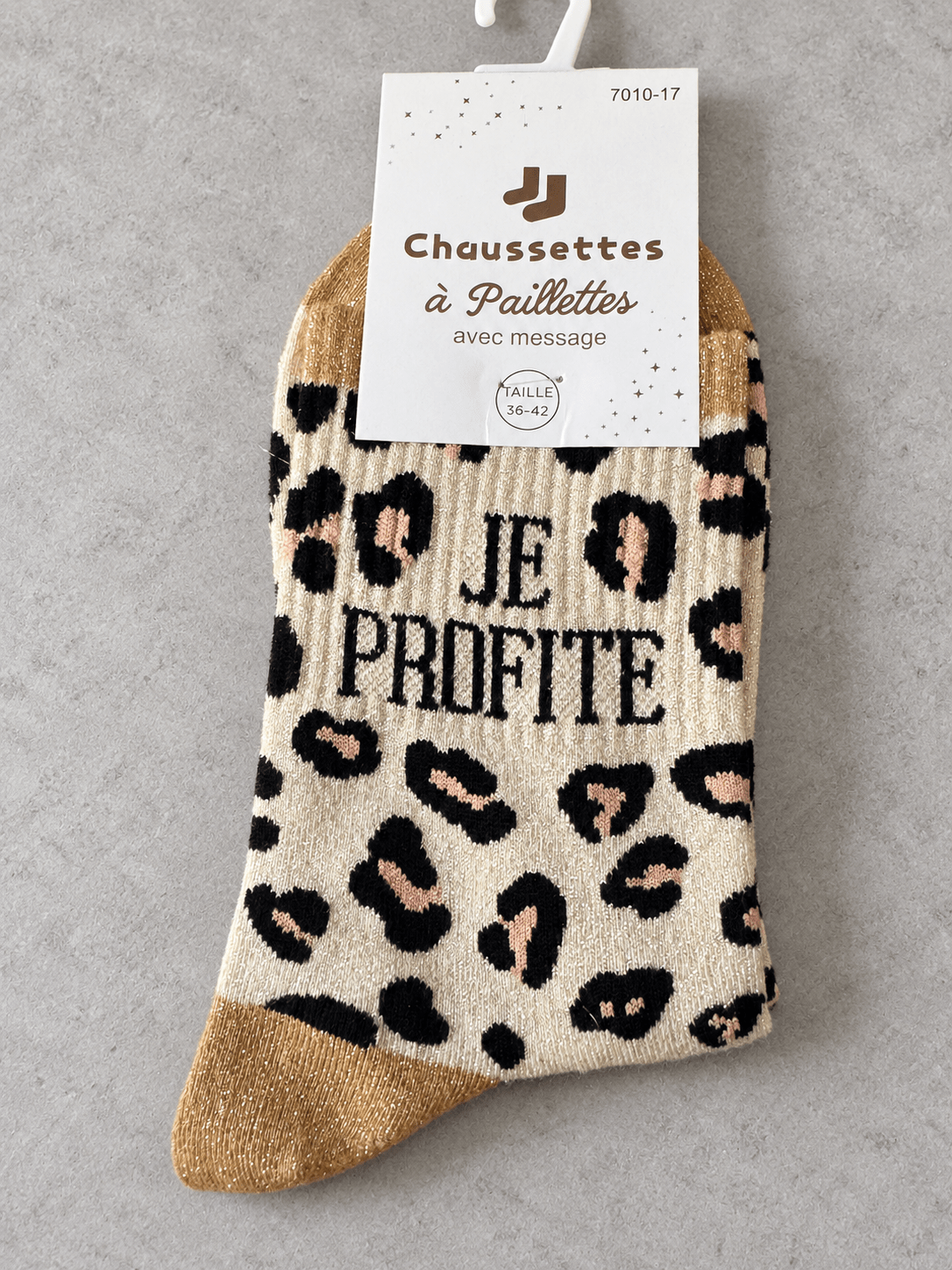 Chaussettes léopard Je profite beige et camel, pliées sous leur carton sur fond clair