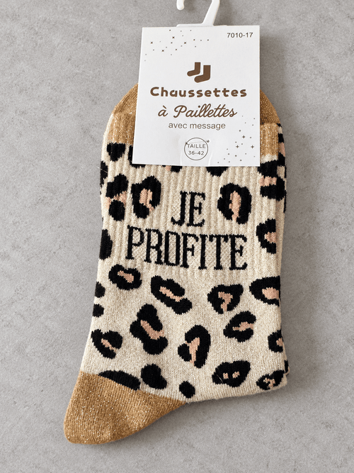Chaussettes léopard Je profite beige et camel, pliées sous leur carton sur fond clair