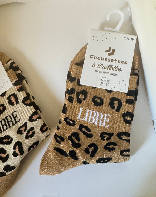 Photo source des chaussettes léopard libre sous leur carton, vue 1