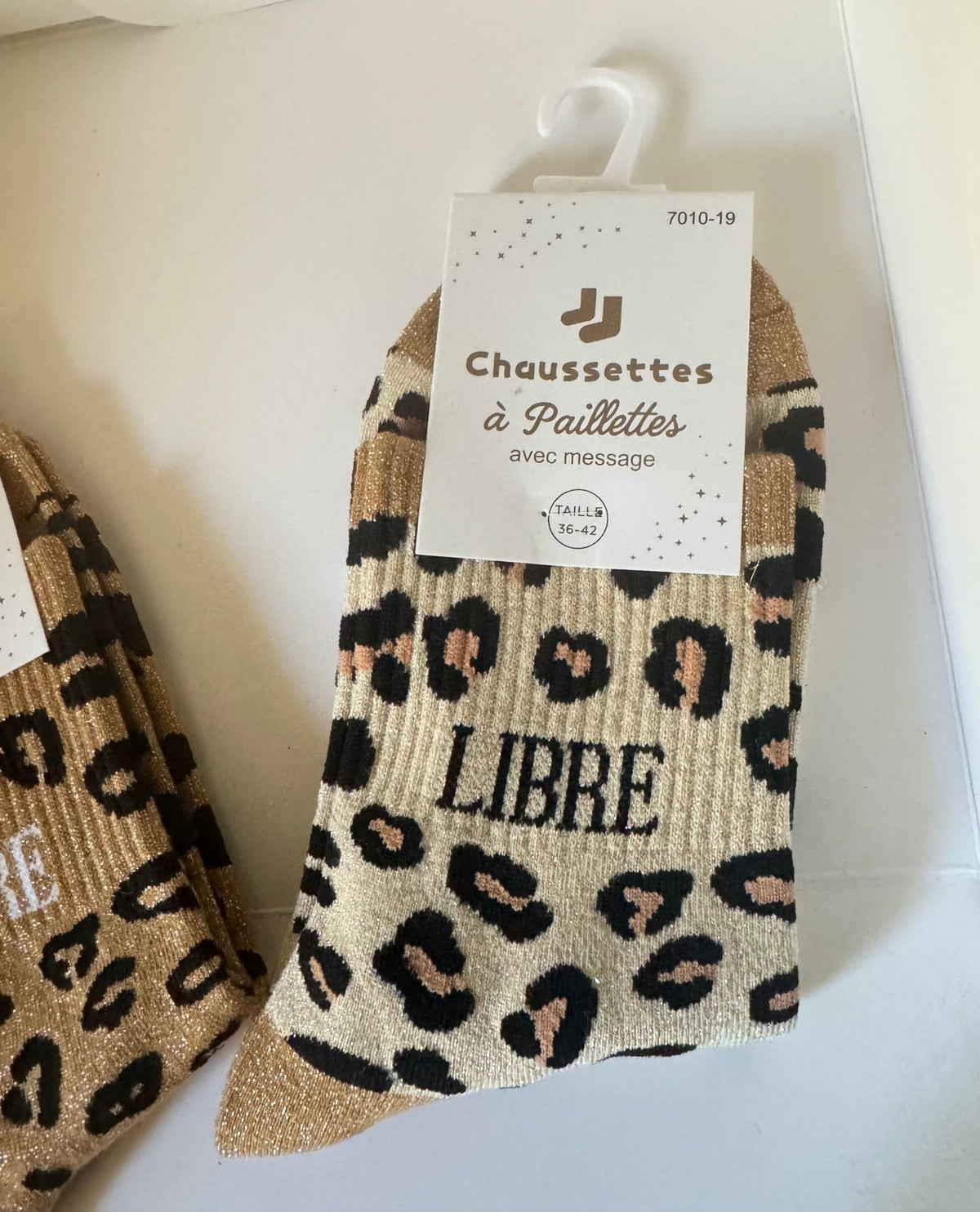 Photo source des chaussettes léopard libre sous leur carton, vue 2