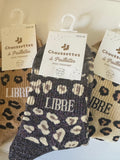 Photo source des chaussettes léopard libre sous leur carton, vue 3