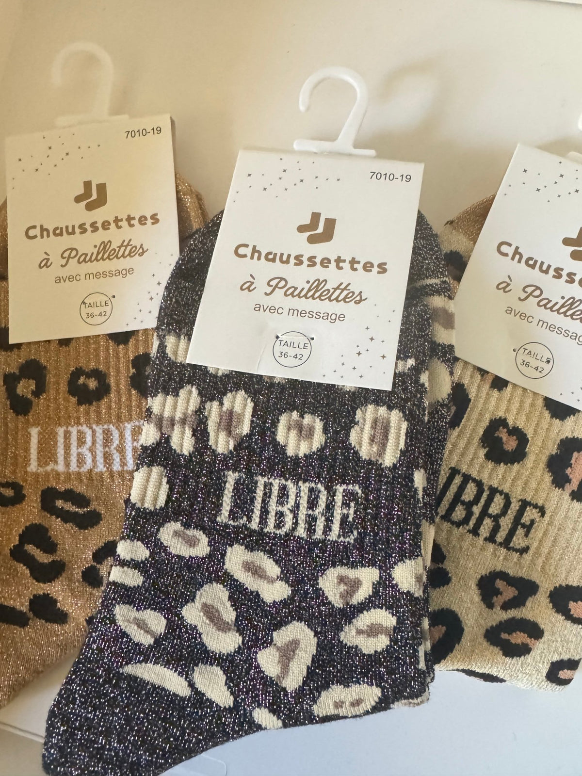 Photo source des chaussettes léopard libre sous leur carton, vue 3