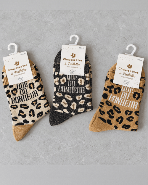 Chaussettes léopard Que du bonheur beige, noir et camel, présentées sous leurs cartons