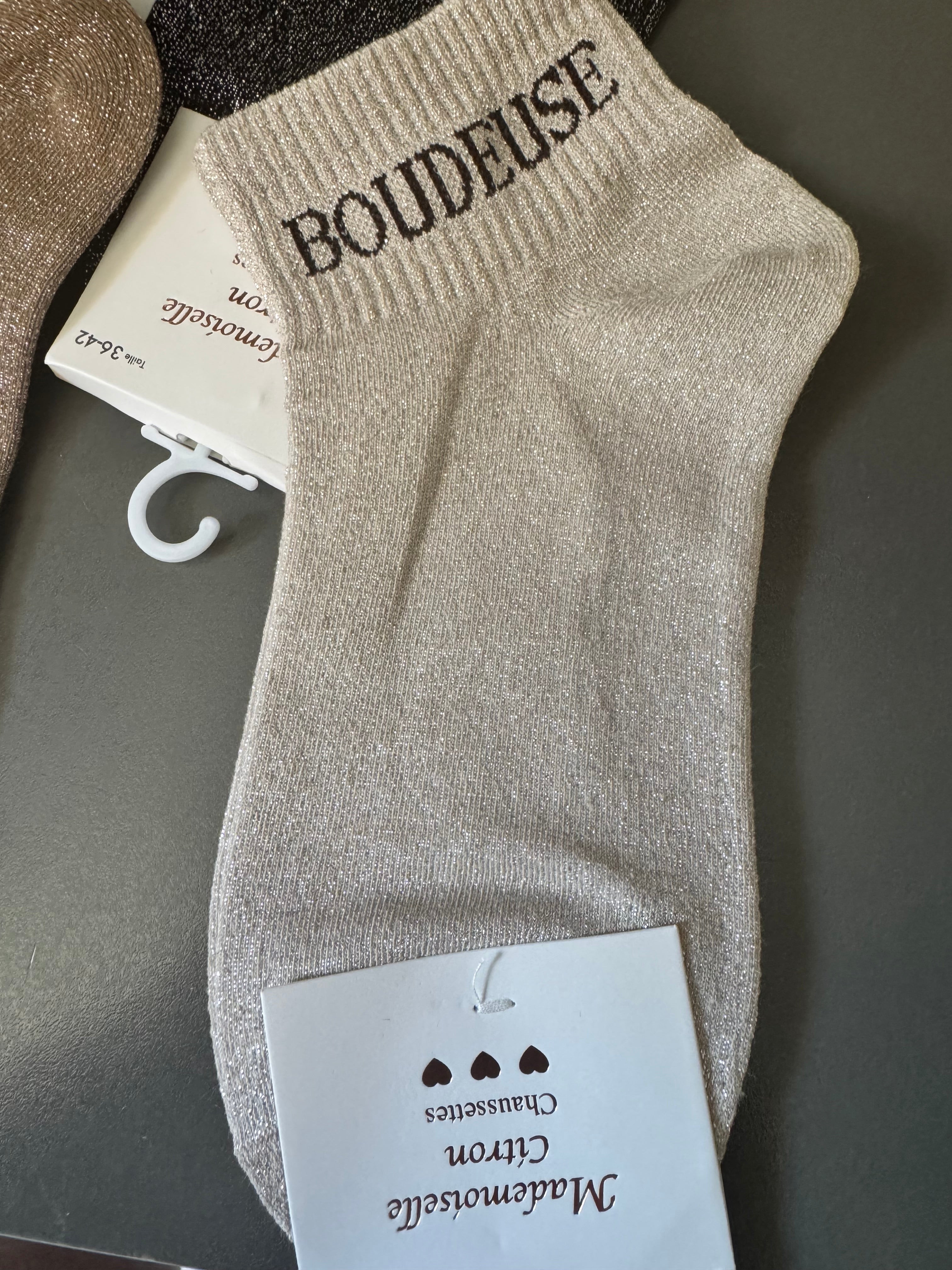 Chaussettes pailletées femme champagne avec inscription Boudeuse brodée en noir, vue de face