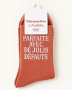 Chaussettes pailletées corail Parfaite avec de jolis défauts, vue produit sur fond ivoire