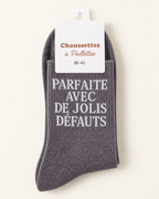 Chaussettes pailletées kaki grisé Parfaite avec de jolis défauts sur fond ivoire