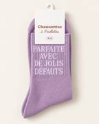 Chaussettes pailletées parme Parfaite avec de jolis défauts, vue produit sur fond ivoire
