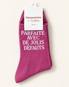 Chaussettes pailletées prune Parfaite avec de jolis défauts, vue produit sur fond ivoire