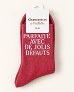Chaussettes pailletées rouges Parfaite avec de jolis défauts, vue produit sur fond ivoire