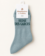 Chaussettes pailletées Reine des garces bleu clair avec écriture foncée