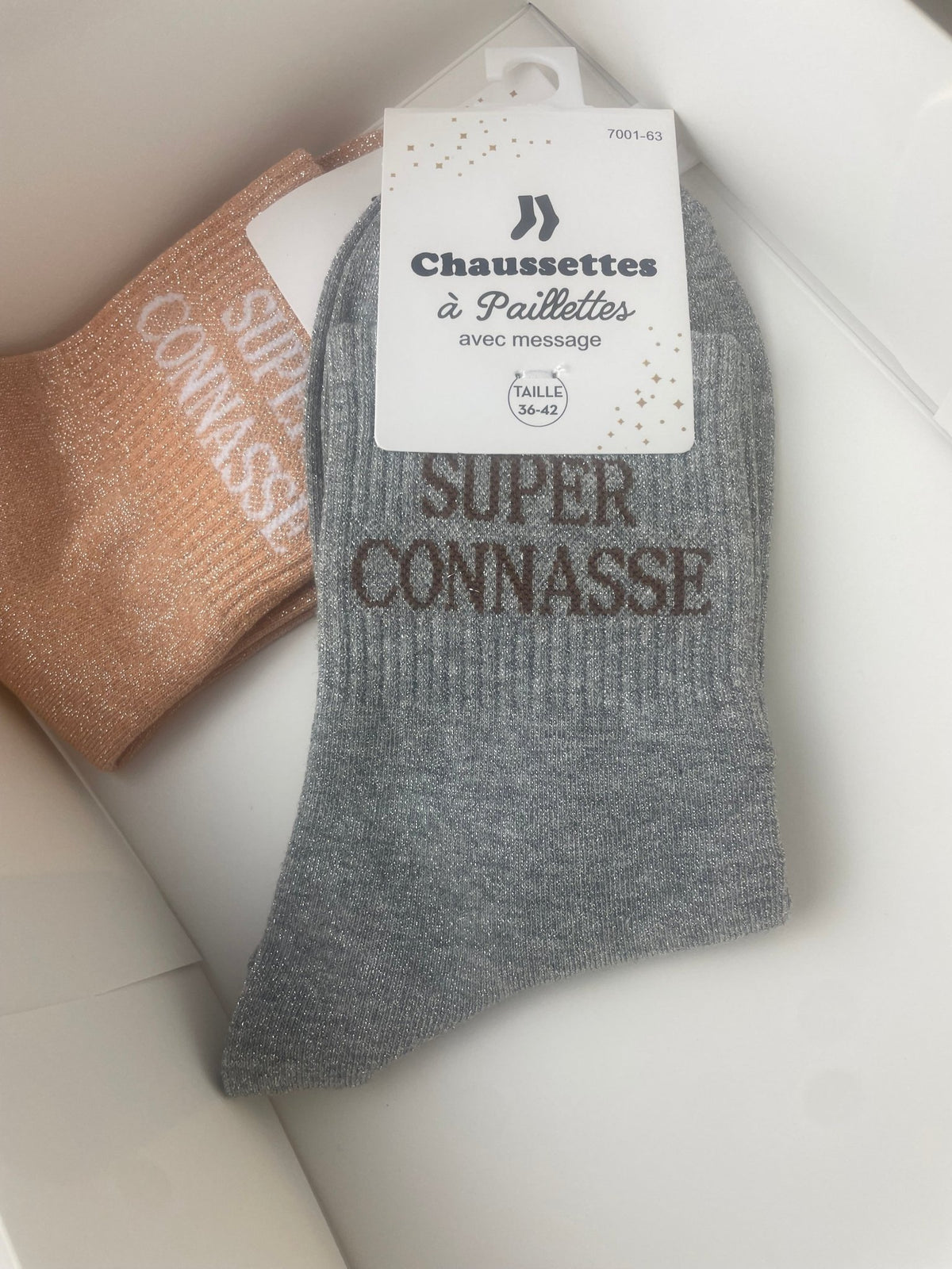 Chaussettes Super Connasse : détail de l’inscription