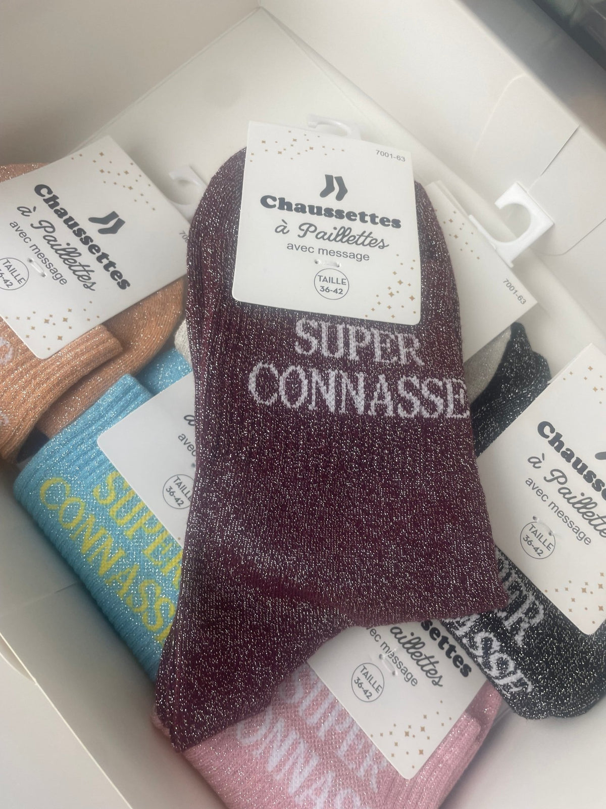 Chaussettes Super Connasse chocolat portées