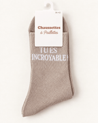 Chaussettes pailletées Tu es incroyable beige clair sur fond ivoire