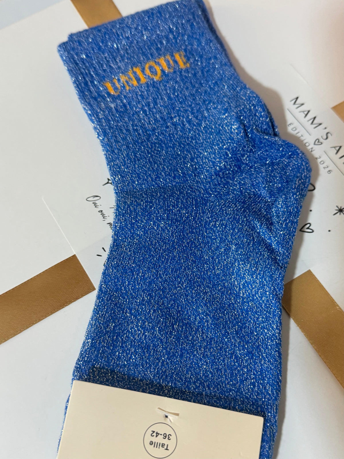Chaussette UNIQUE bleue à message jaune, détail réel